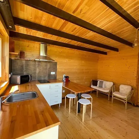 Casa Em Madeira Com Jardim Privado Hébergement de vacances