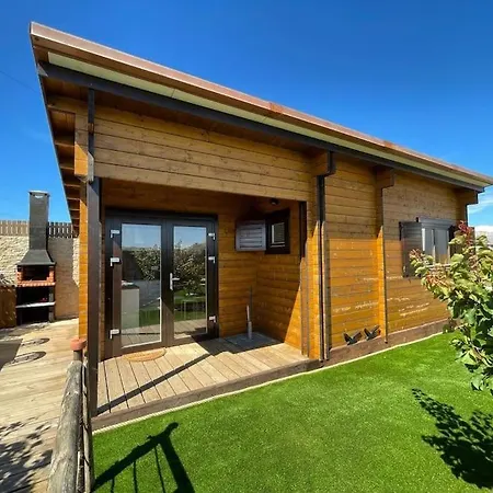 Casa Em Madeira Com Jardim Privado Hébergement de vacances