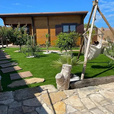 Casa Em Madeira Com Jardim Privado Hébergement de vacances *